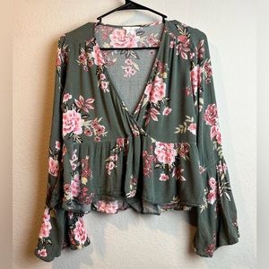 IVY + MAIN GREEN FLORAL LONG SLEEVE RUFFLED CROPPED BLOUSE  SIZE MEDIUM PREOWNED